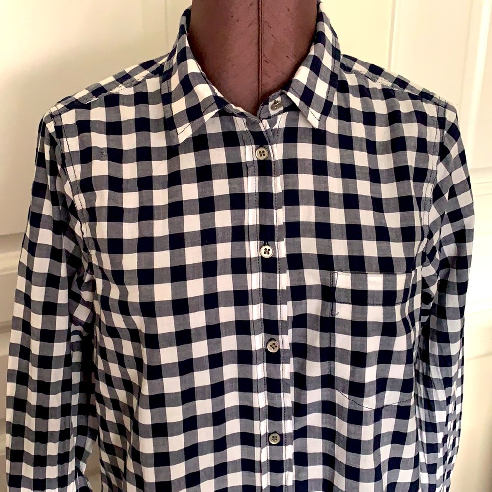 J. CREW Bottons Down Shirt. - Picture 2 of 3